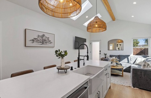 Thousand Oaks House | The Oaks. A Luxury New Build In Thousand Oaks with AC, WiFi, Fire Pit, Fast WIFI