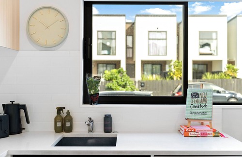 Mangere Bridge House | The Oasis - New 3BR | Ultrafast WiFi | Parking