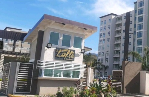 New Kingston Condo | "The Oasis" PH 1 BR with AC, WiFi, complimentary Netflix & 24/7 security.