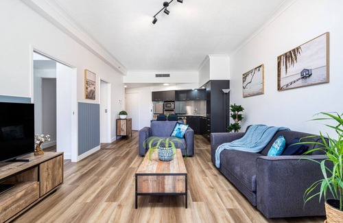 Surfers Paradise Apartment | `The Ocean Breeze Getaway` by Inn Paradise