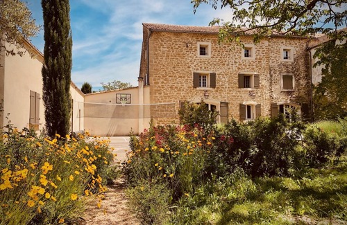 Entraigues-sur-la-Sorgue Villa | THE OLD MILL*, Authentic in PROVENCE with heated swimming pool