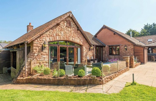 Old Cleeve Cottage | THE OLD BYRES, pet friendly, with pool in Washford