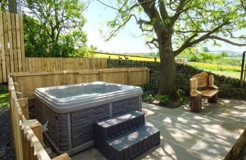 Ingrow Cottage | THE OLD CORN STORE, pet friendly, with hot tub in Haworth