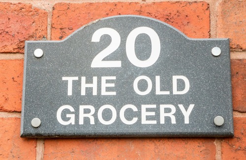 Chesterfield Cottage | THE OLD GROCERY, pet friendly, with a garden in Barrow Hill