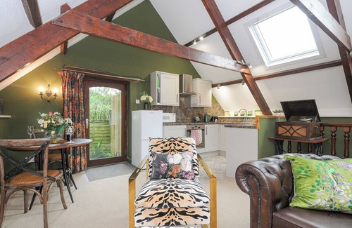 Boscundle Cottage | THE OLD MANOR APARTMENT, pet friendly, with a garden in Par