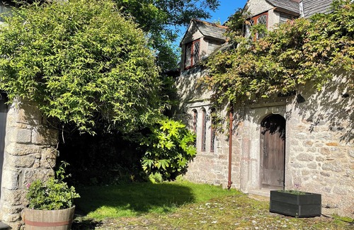 Boscundle Cottage | THE OLD MANOR APARTMENT, pet friendly, with a garden in Par