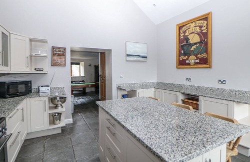 Totley Cottage | THE OLD ROBIN HOOD, pet friendly, with hot tub in Holmesfield