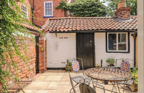 Newark Cottage | THE OLD SWEET SHOP, family friendly, with a garden in Newark-On-Trent