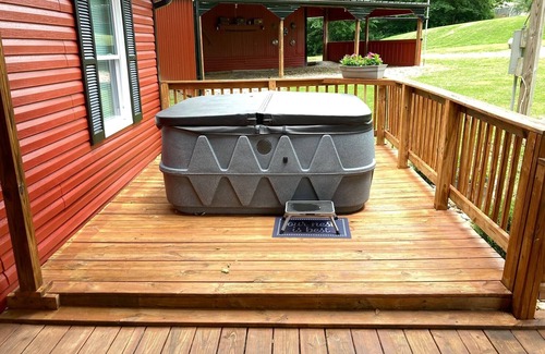 Stockdale House | The Ole' Farmhouse w Guest Suite and Hot Tub