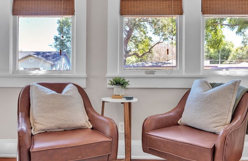 Lakeland House | The Olive Branch – 5★ Historic Bungalow Walkable + Stylish + Family-Friendly