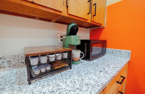 Lawrence Apartment | The Orange Lounge - 8 min to KU/Downtown