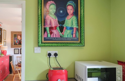Bury St Edmunds Cottage | THE ORCHARD CLOSE ART HOUSE, pet friendly in Bury St Edmunds