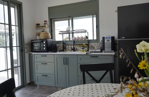 Kefar Uriyya Bed & Breakfast | The Organic Courtyard in Kefar Uriya a vacation suite with AC, pool and jacuzi