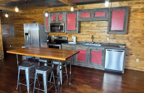 Stanton Cabin | The ORIGINAL Shipping Container Cabin in RRG-High Speed WiFi!-HotnTub!-View!