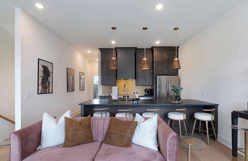 Nashville House | The Outlaw at Hydes Ferry