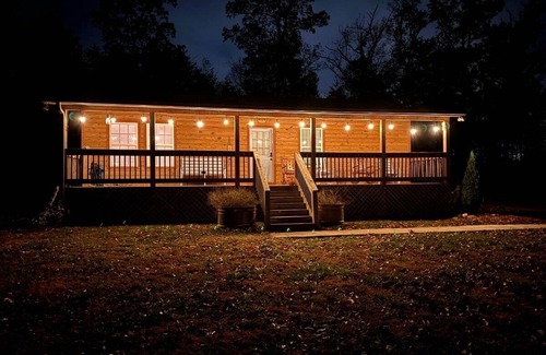 Dunlap Cabin | The Overlook Cabin: Breath-taking Views & King Bed