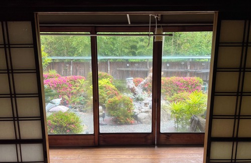 Naoshima House | The owner operates a spacious old private house, Mukaijima-tei Restaurant, and a marine cab service.