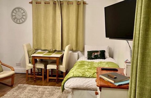 Redmile Bed & Breakfast | The Paddock at Peacock Farm near Belvoir Castle