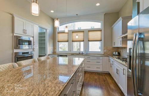Nashville House | THE PAINTED MUSE I Stylish 3BR with Rooftop Hot Tub in East Nashville