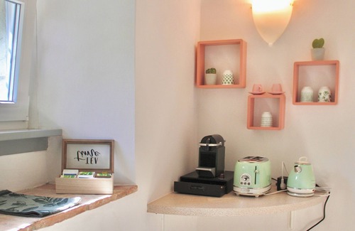 Cima Apartment | The Painter's Nest with Private Lake Garden