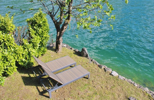 Cima Apartment | The Painter's Nest with Private Lake Garden
