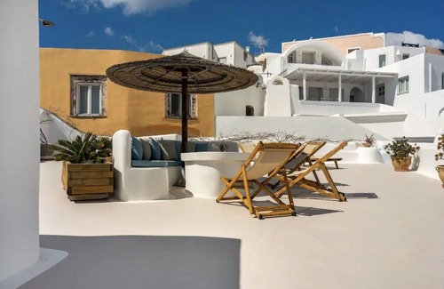 Fira Villa | The Painters House - Luxurious traditional villa