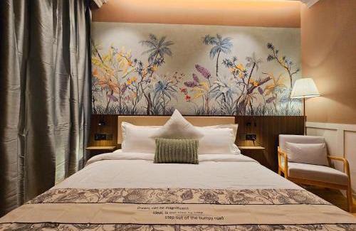 Downtown George Town Hotel | The Palm Suite at Lava Mansion
