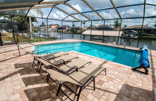 Apollo Beach House | The Palm Tree Waterfront - Pool Home - Free Heated pool- Pool Table - kayaks