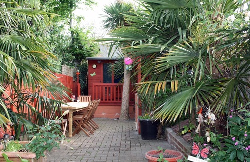 Taunton House | The Palms - a pleasant and spacious holiday home for 8 - 10.