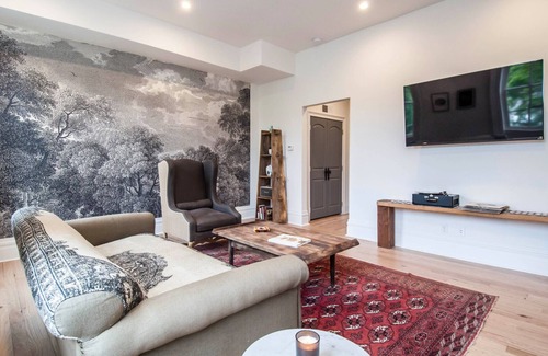 Allegheny-West Apartment | The Paris of Appalachia- walk to stadiums & downtown