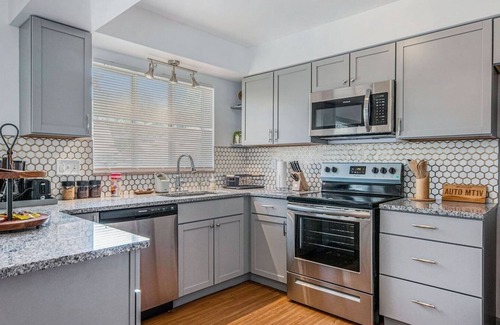 Jefferson Chalmers Apartment | The Park and River Chalet is home to 2 newly updated well-appointed suites