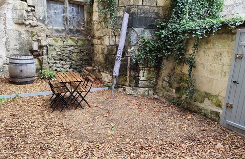 Dampierre-sur-Loire House | The peaceful living room with troglodyte courtyard