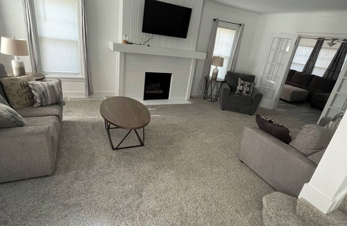 Carroll House | The peaceful oasisnnCharming 3-bedroom house with WiFi, AC in welcoming Carroll