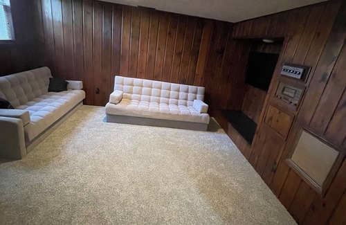 Carroll House | The peaceful oasisnnCharming 3-bedroom house with WiFi, AC in welcoming Carroll