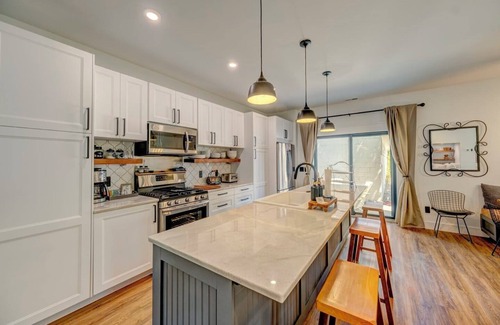 Sheridan House | The Pearl - Luxe Gem | Fire Pit, King & Walkable