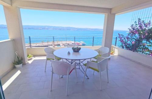 Duce Apartment | The penthouse apartment, first row by the sea, Beach House Ana