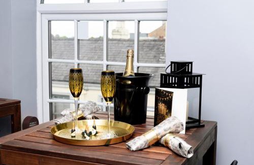 Wrexham Apartment | The Penthouse Gathering - Town Centre - Sleeps Up To 16