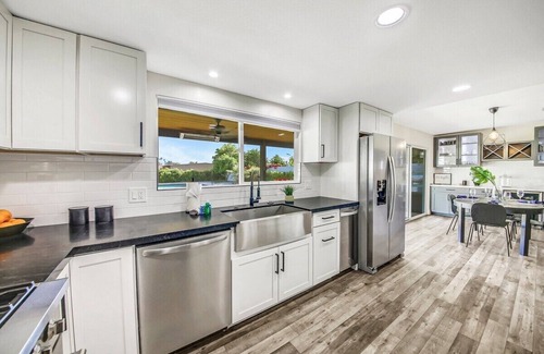 Bermuda Dunes House | The Penthouse: Huge Pool. Billiards, Fun!