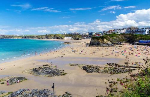 Newquay City Centre Apartment | "The Penthouse Newquay" by Greenstay Serviced Accommodation - Spacious 3 Bed 3 Bath Apt with Sea Views, Sun Terrace & Private Parking - Perfect For Families, Small Groups & Business Travellers - 5 Mins To Beaches, Shops & Restaurants - Dog Friendly