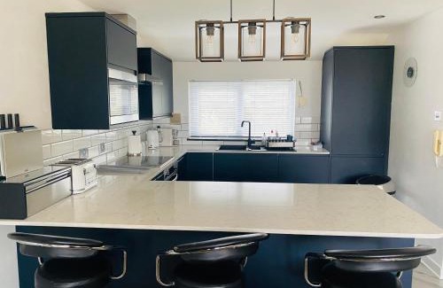 Newquay City Centre Apartment | "The Penthouse Newquay" by Greenstay Serviced Accommodation - Spacious 3 Bed 3 Bath Apt with Sea Views, Sun Terrace & Private Parking - Perfect For Families, Small Groups & Business Travellers - 5 Mins To Beaches, Shops & Restaurants - Dog Friendly