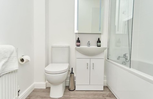 Ventnor Apartment | The Penthouse - Stunning 3 Bed Apt With Sea View Glimpses & Parking - The Perfect Choice For Families, Small Groups & Business Travellers - Dog Friendly - Super Fast Wi-Fi - 1000 Mbps - Close To Ventnor, Shanklin & Sandown - 5 mins To Beach