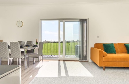 Ventnor Apartment | The Penthouse - Stunning 3 Bed Apt With Sea View Glimpses & Parking - The Perfect Choice For Families, Small Groups & Business Travellers - Dog Friendly - Super Fast Wi-Fi - 1000 Mbps - Close To Ventnor, Shanklin & Sandown - 5 mins To Beach