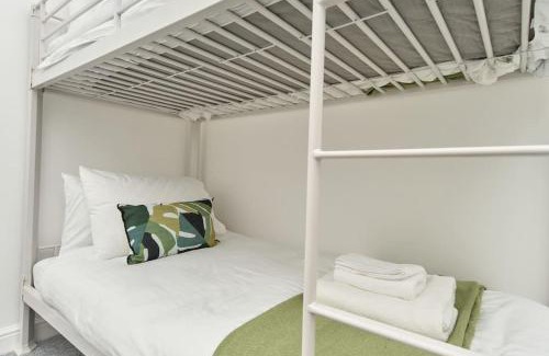 Ventnor Apartment | The Penthouse - Stunning 3 Bed Apt With Sea View Glimpses & Parking - The Perfect Choice For Families, Small Groups & Business Travellers - Dog Friendly - Super Fast Wi-Fi - 1000 Mbps - Close To Ventnor, Shanklin & Sandown - 5 mins To Beach
