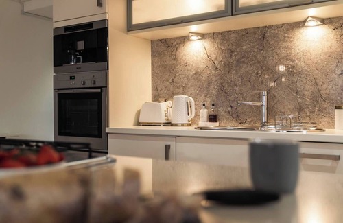 Kelvinbridge Apartment | The Penthouse Suite - Luxury Like No Other