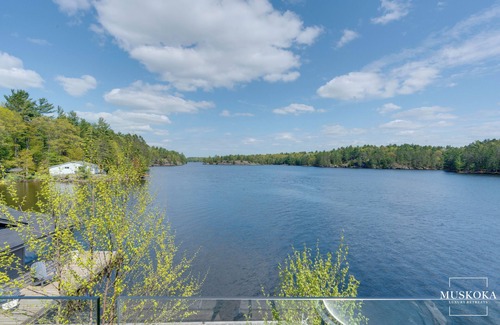 Georgian Bay House | The perfect blend of comfort and natural beauty on Go Home Lake.