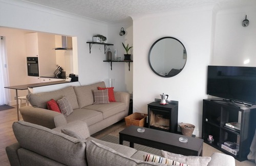 Brixham Apartment | The perfect Brixham getaway- pet friendly with parking!