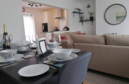 Brixham Apartment | The perfect Brixham getaway- pet friendly with parking!