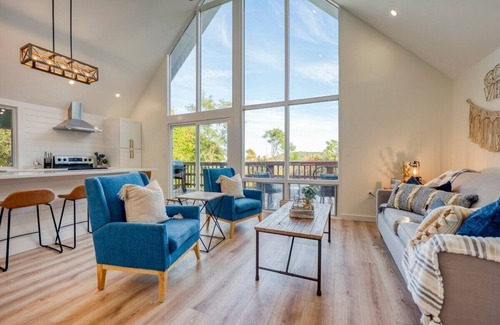 Stanley Cabin | The perfect getaway for coffee lovers & hikers with gorgeous mountain views!