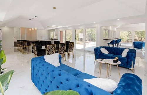 Mono House | The perfect place to let your hair down and enjoy.