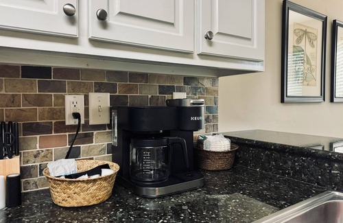 Fairhope House | The perfect retreat! Tucked away on a private lane, 15min to downtown Fairhope.